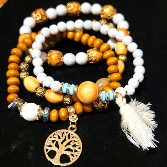 Unk Jewelry - Set of 4 bracelets - 2 charms